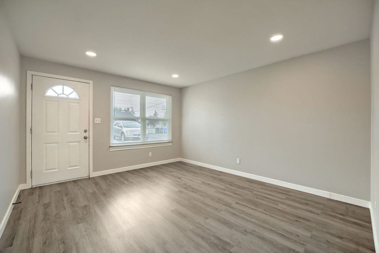10607 Kendrick St Sw #02 - Photo 3 of 11