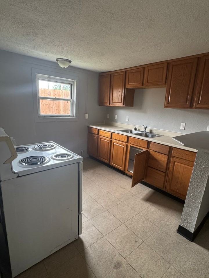 427 Chaudet Ave - Photo 3 of 11