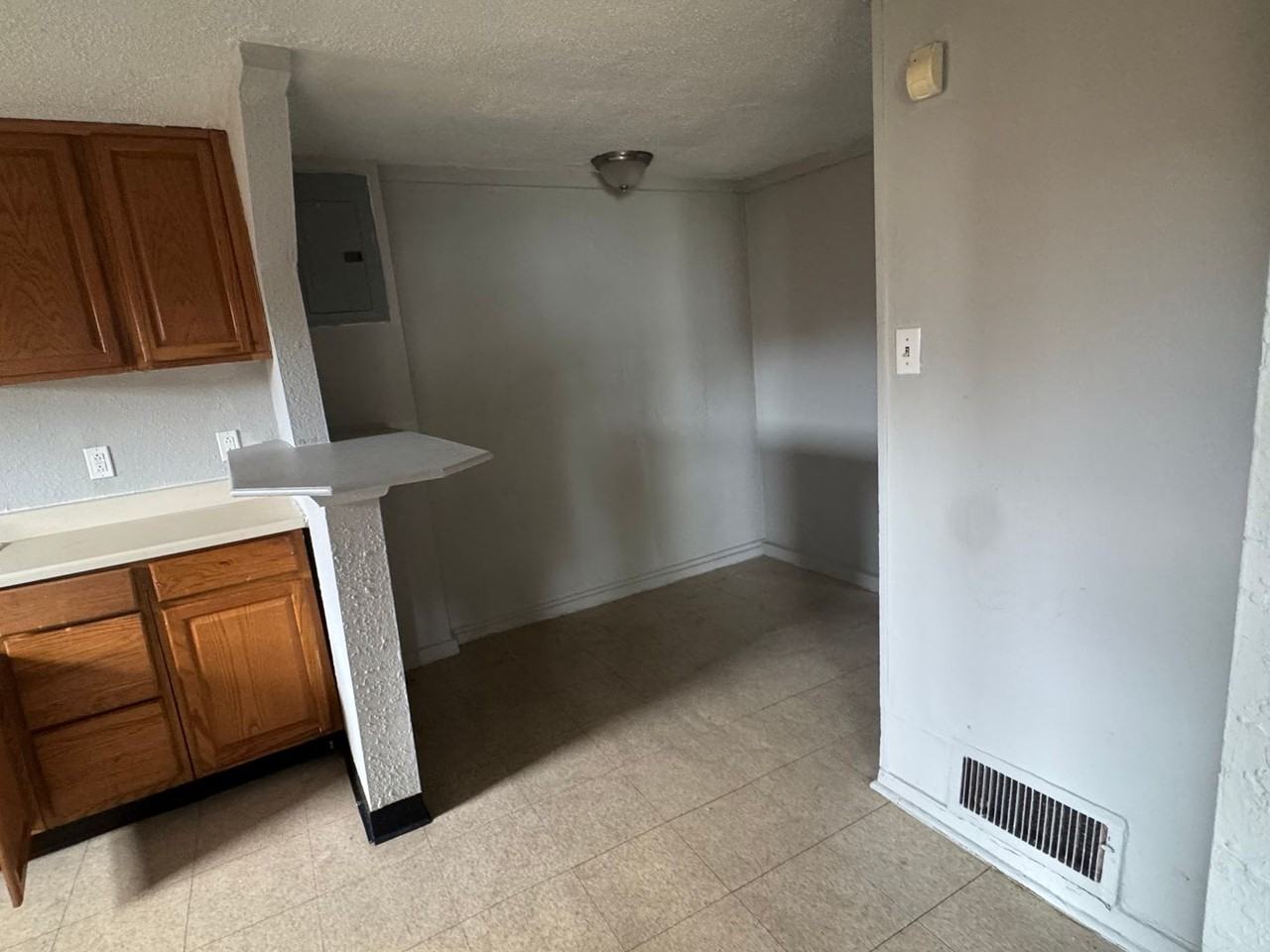 427 Chaudet Ave - Photo 4 of 11