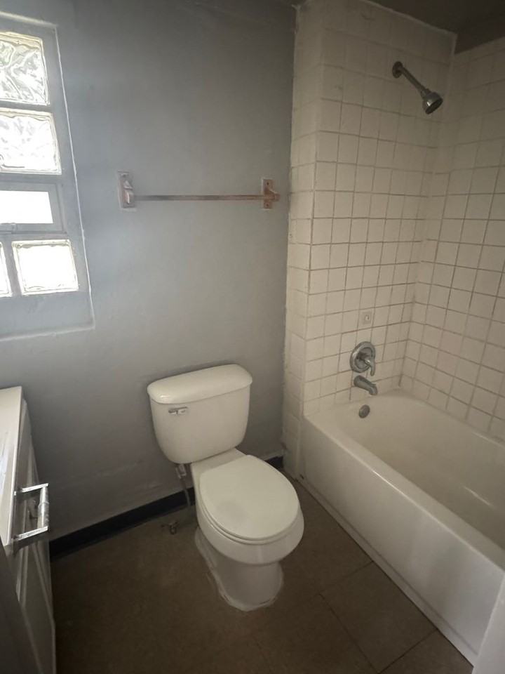 427 Chaudet Ave - Photo 7 of 11