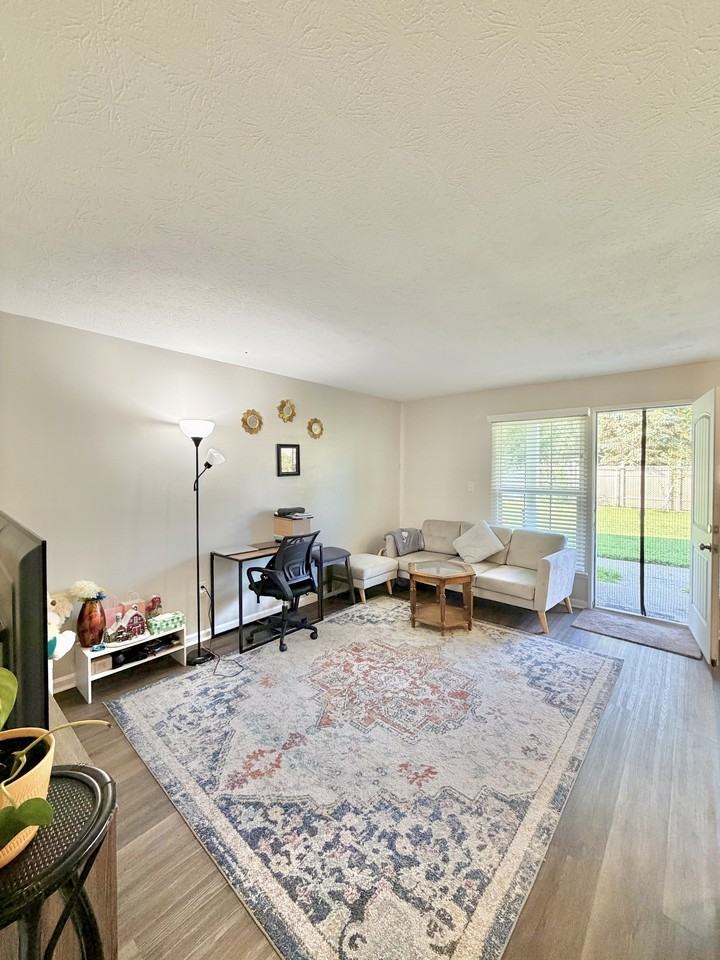 2035 Altamont Court - Photo 3 of 8