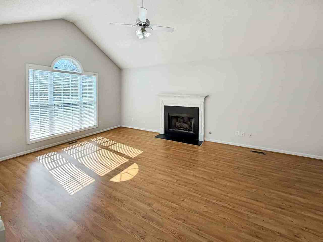 4902 Jocks Ln - Photo 4 of 36