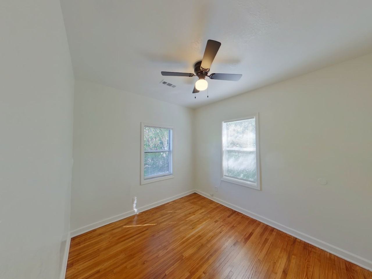 1646 N Poplar Ave - Photo 7 of 10