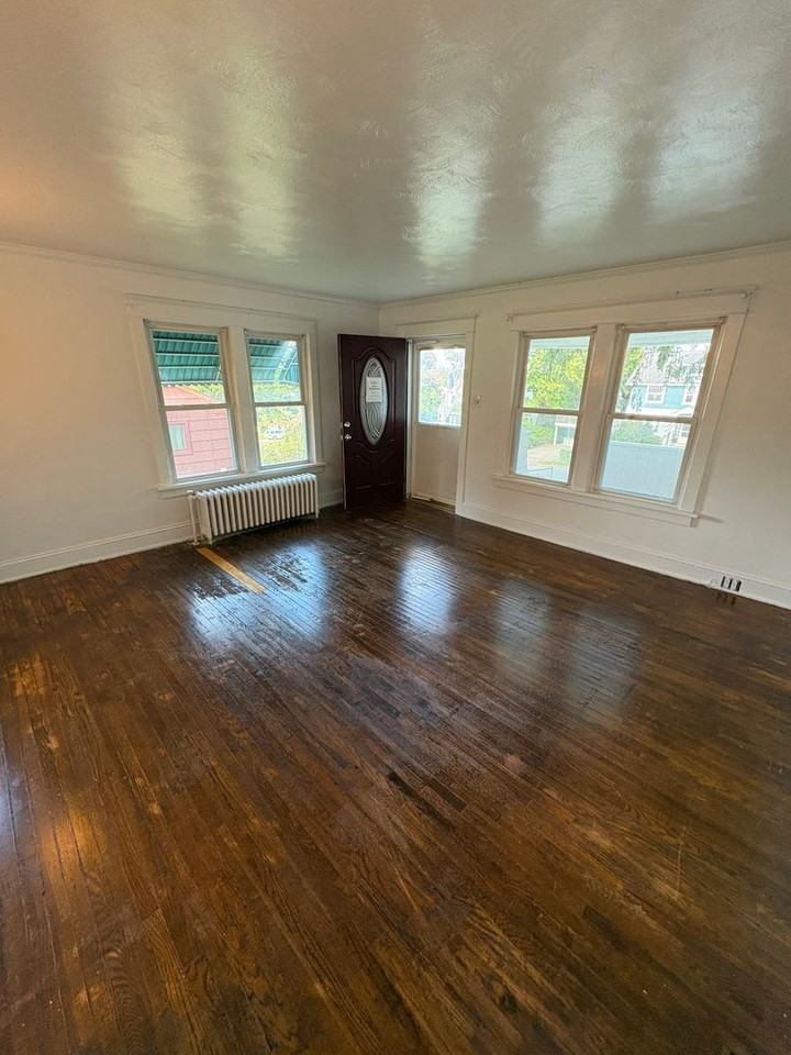 360 Fisher St - Photo 4 of 18