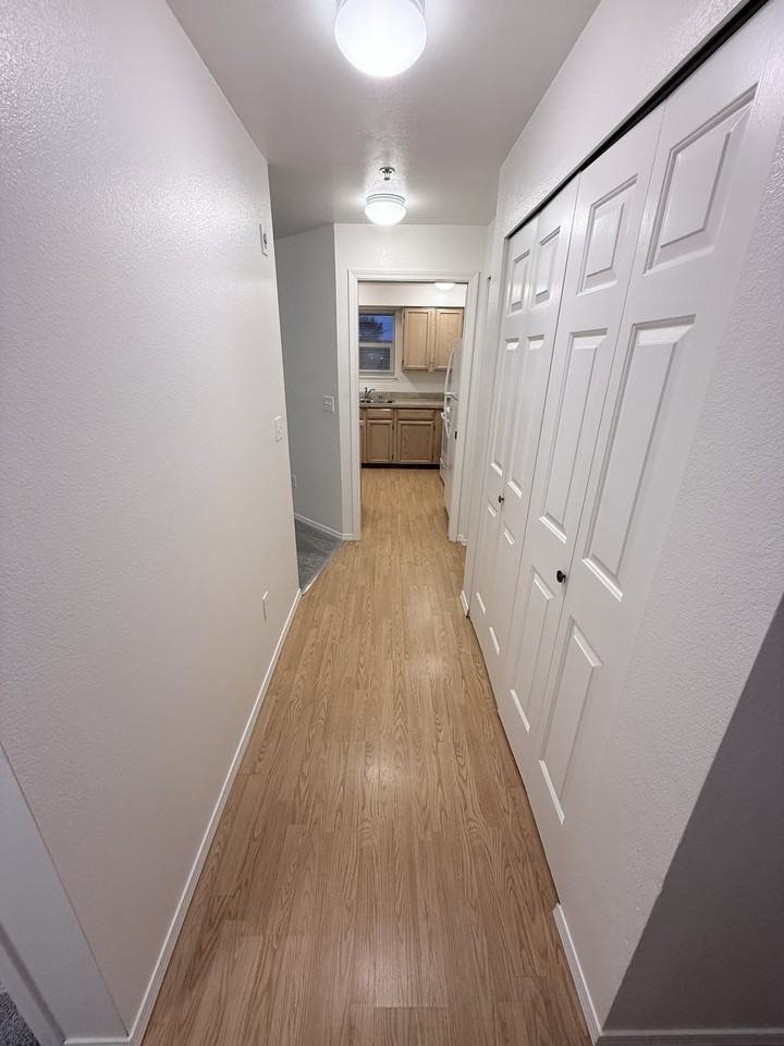 L407-201 - Photo 4 of 30