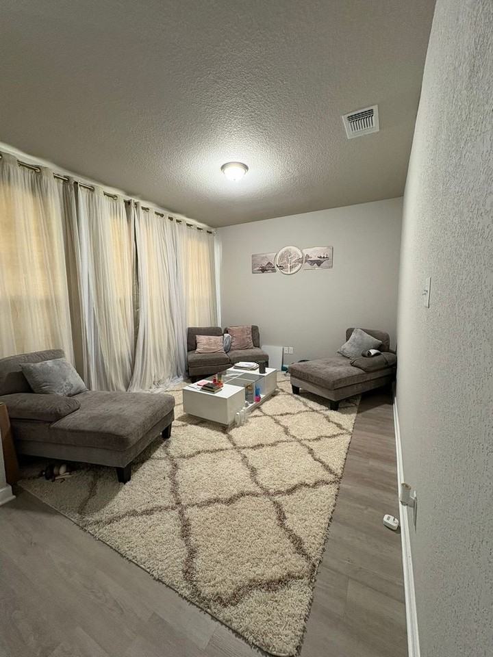 193 Hugh Dr - Photo 2 of 13