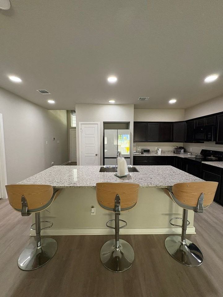 193 Hugh Dr - Photo 3 of 13