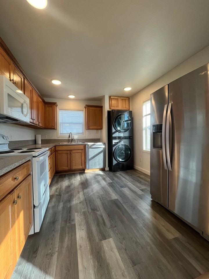 345 52nd St - Photo 5 of 21