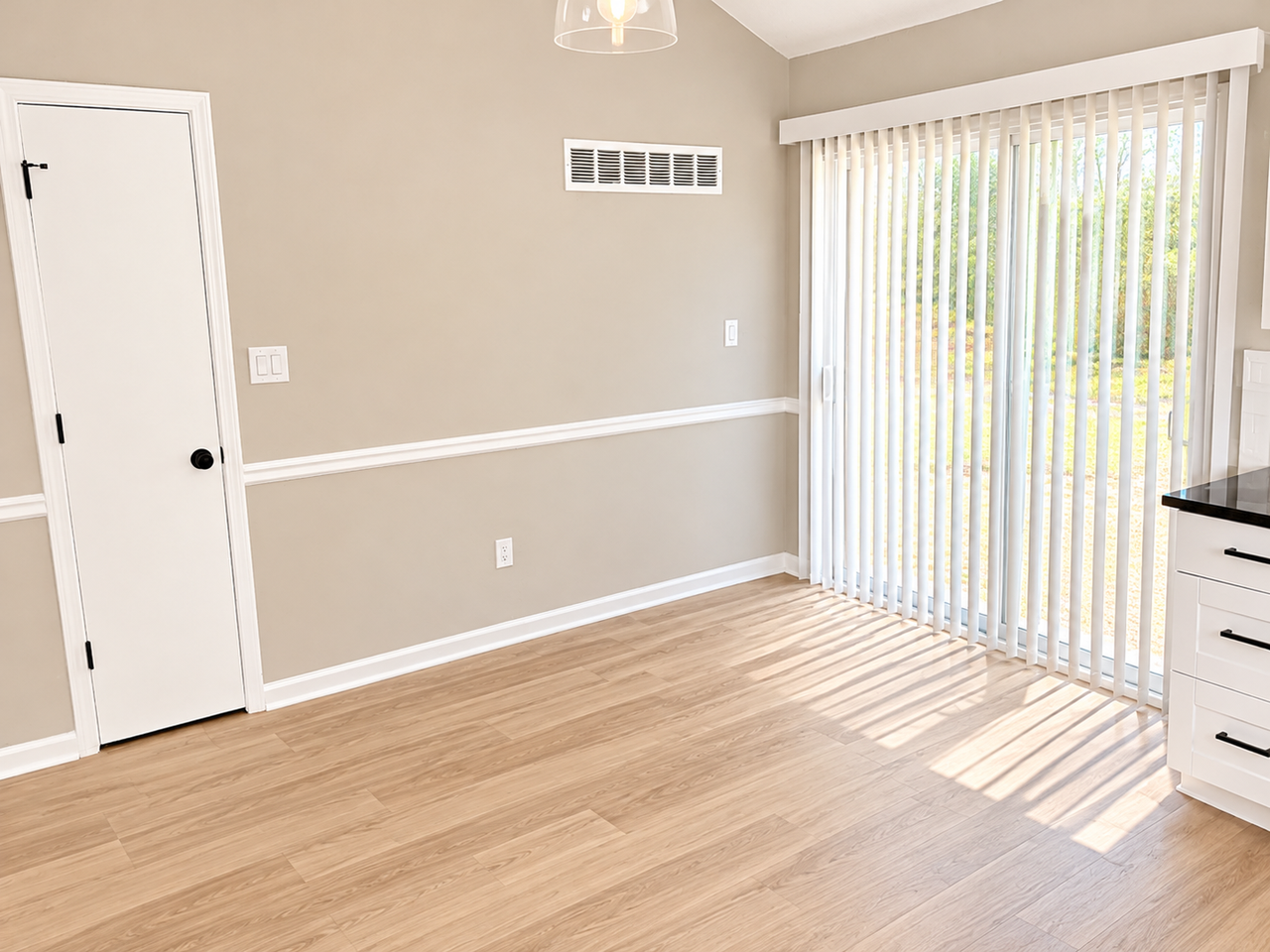 4023 Hedges Ave - Photo 4 of 48