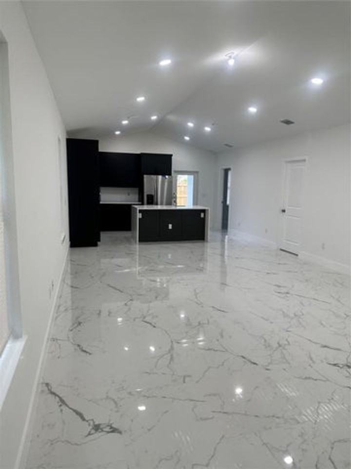 705 47th St - Photo 4 of 20