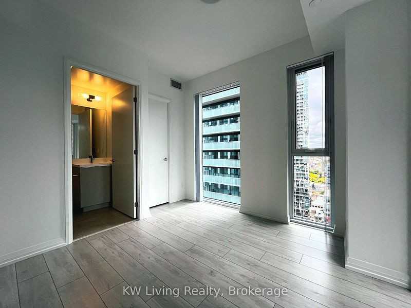 400 King St W - Photo 2 of 12