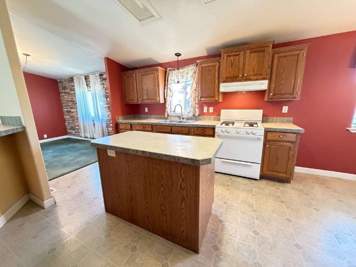 322 Emerald Dr - Photo 3 of 10