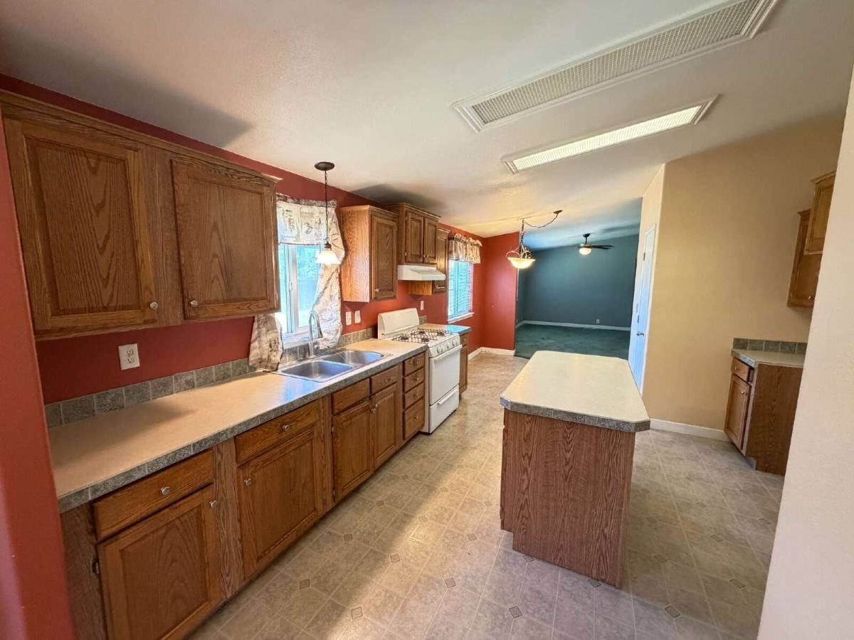 322 Emerald Dr - Photo 5 of 10