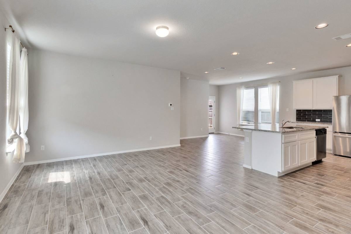1105 Burin Dr - Photo 4 of 10