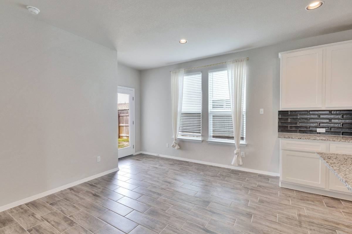 1105 Burin Dr - Photo 6 of 10