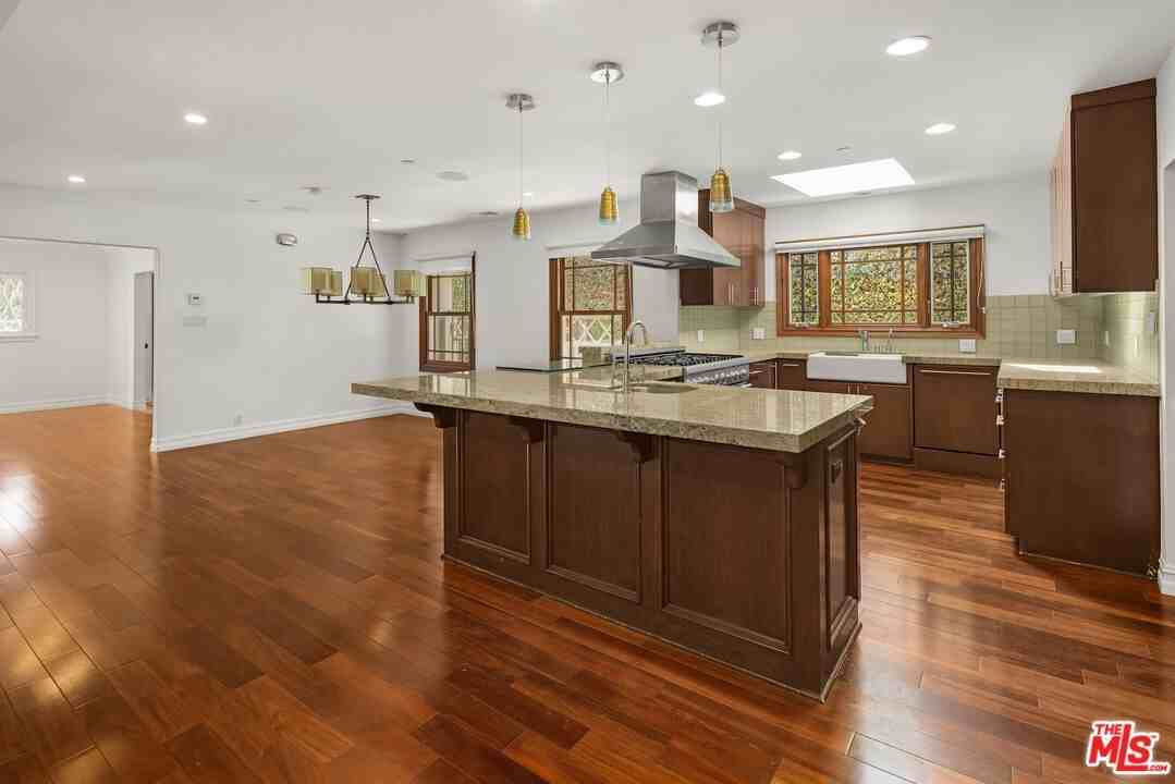 512 N Linden Dr - Photo 6 of 22