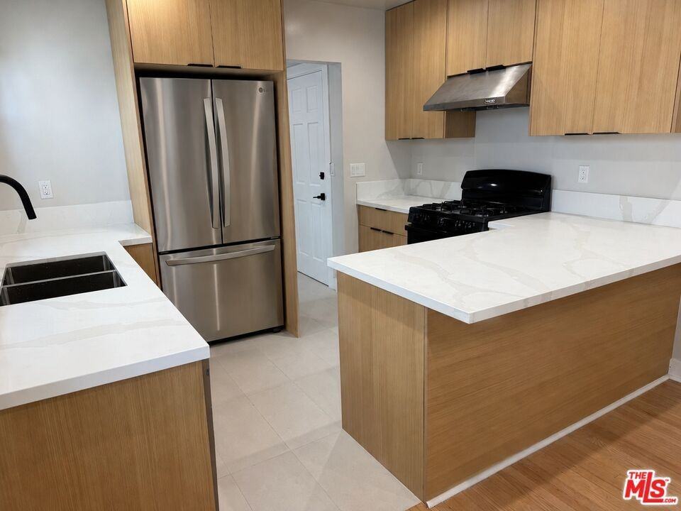 112 N Orlando Ave - Photo 2 of 9