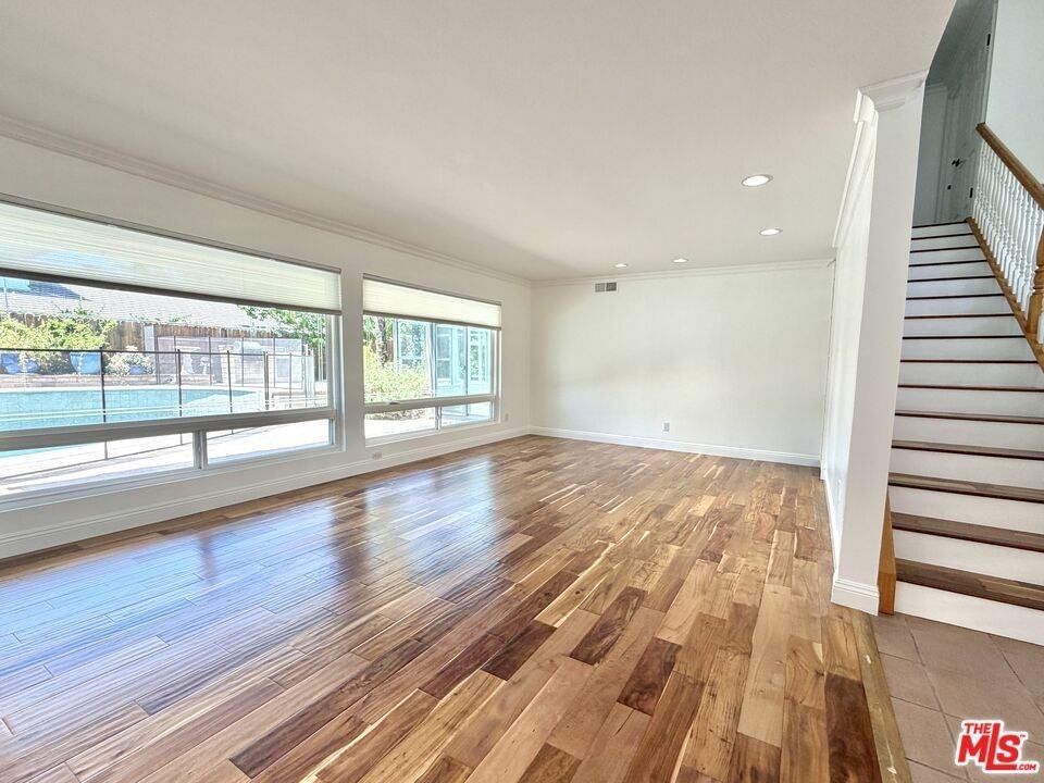 1615 Wellington Pl - Photo 4 of 39