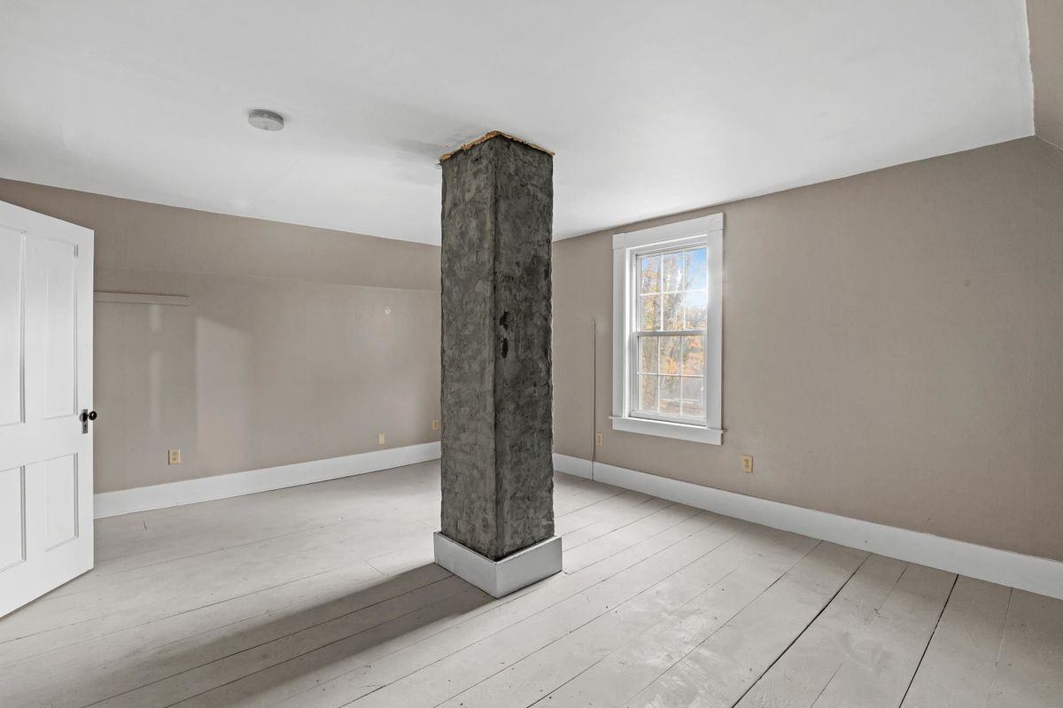 2 Beacon Ct - Photo 4 of 28
