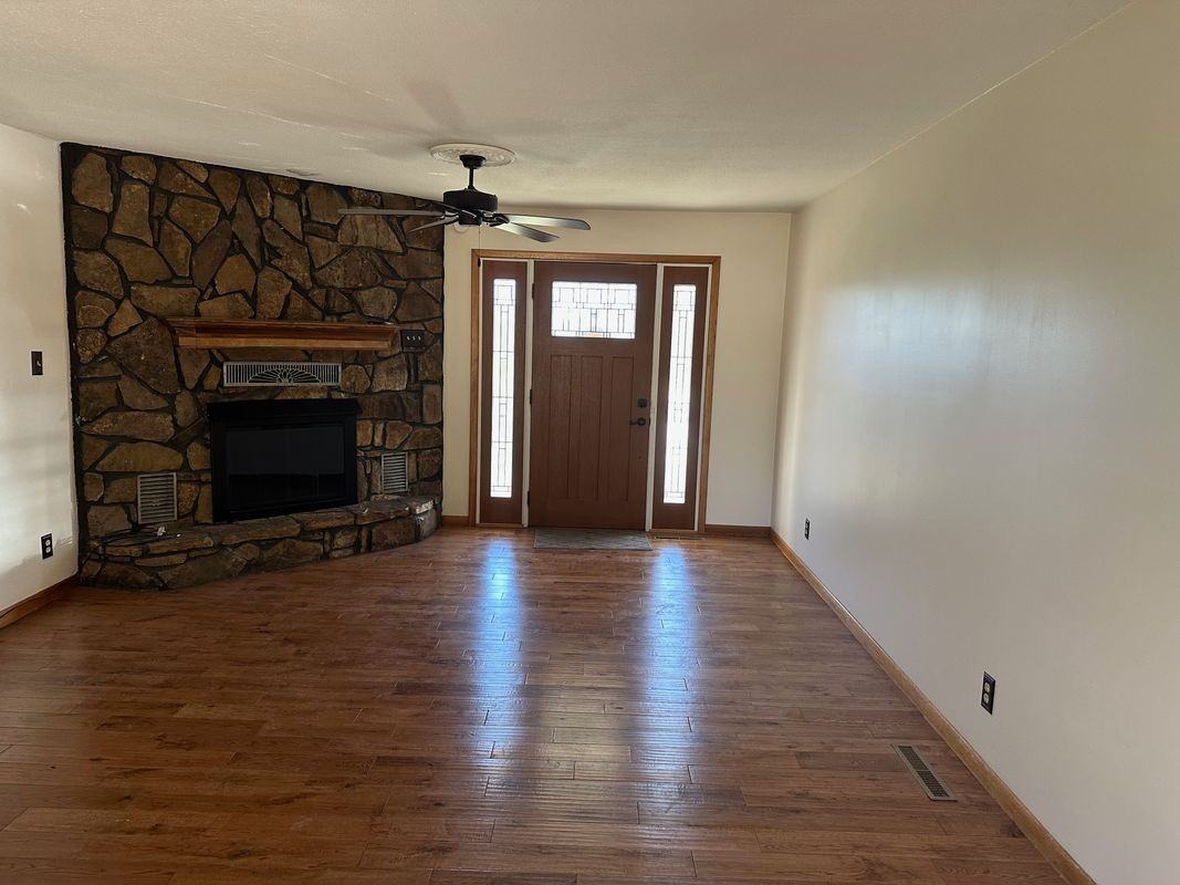 371 Greenbrier Dr - Photo 4 of 20