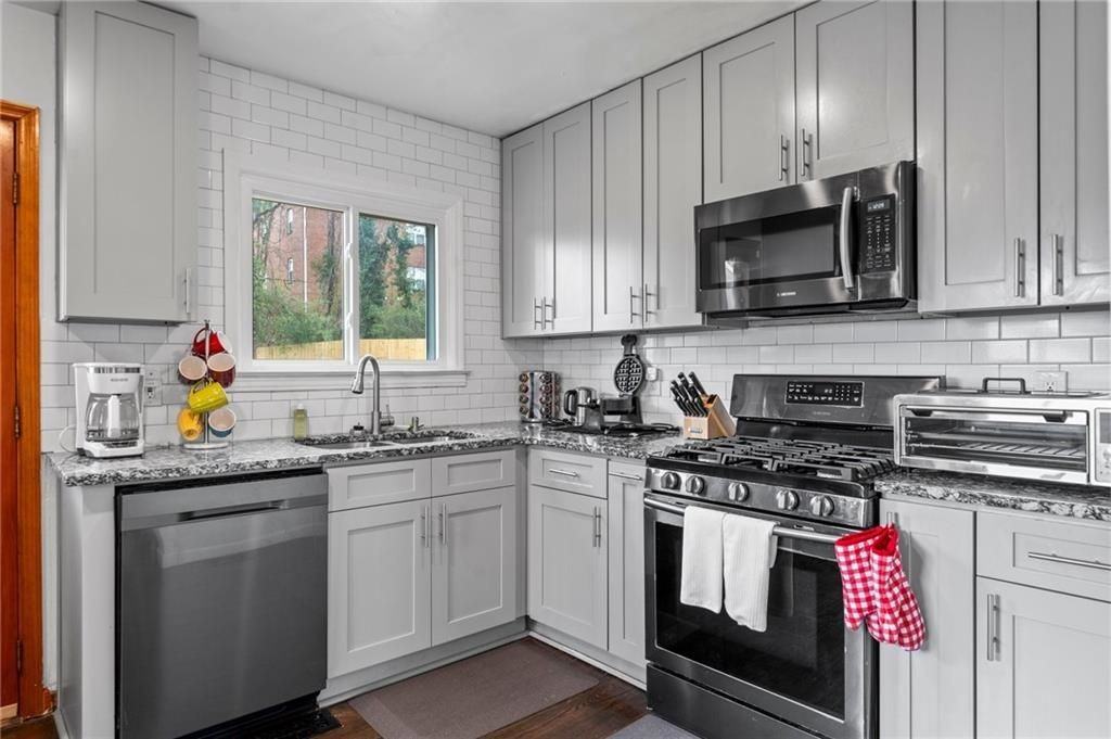 3259 N Fulton Ave - Photo 6 of 43