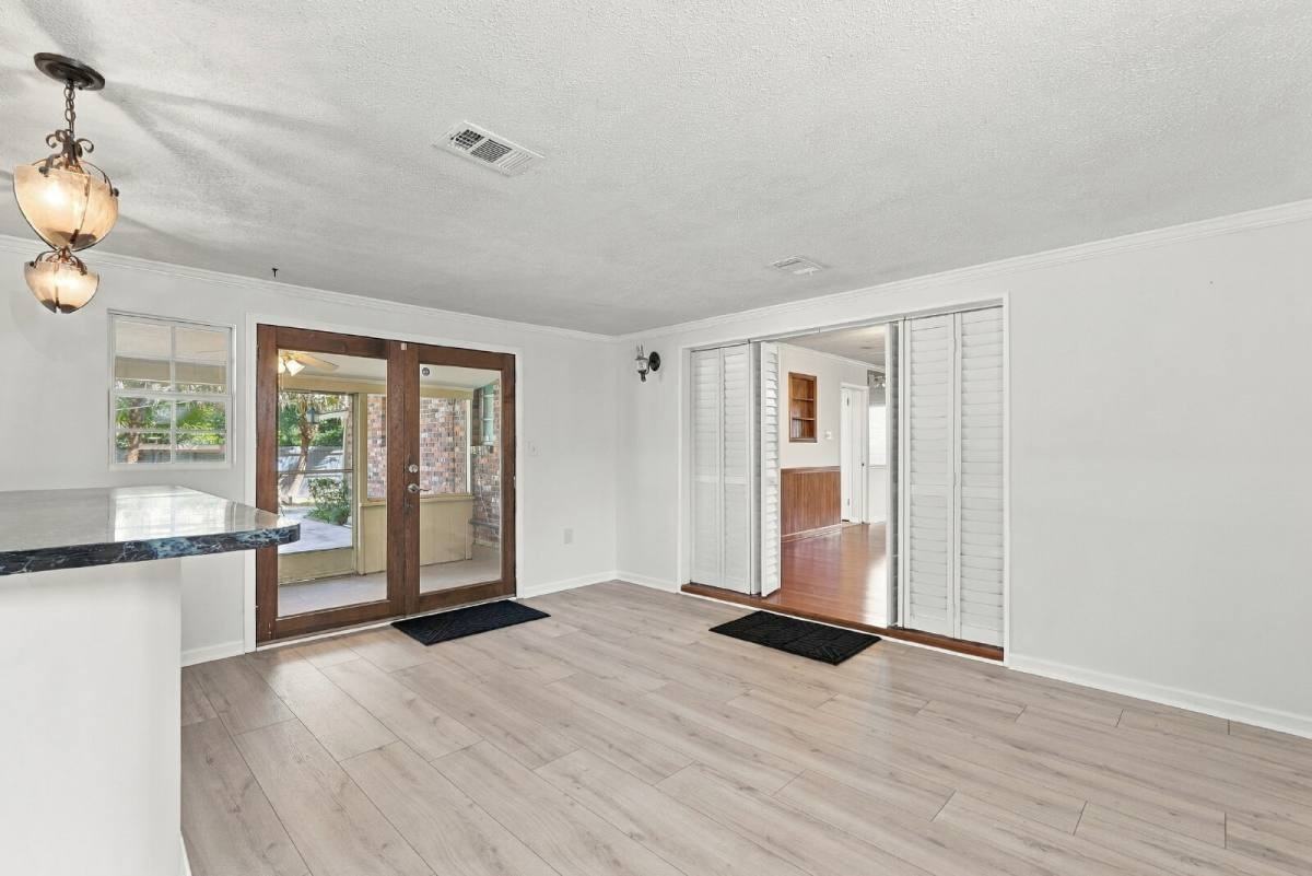 2 Burbank Blvd - Photo 6 of 10