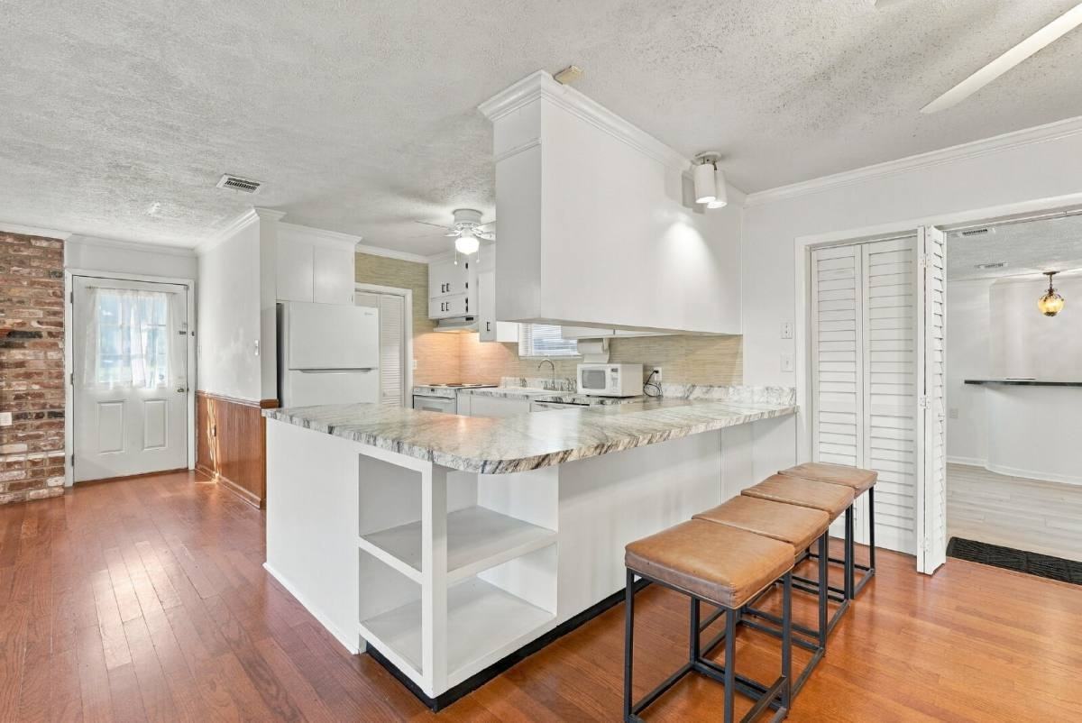 2 Burbank Blvd - Photo 7 of 10