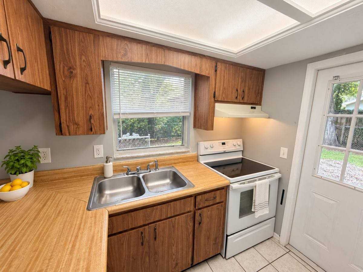 5334 Peach Ave #A - Photo 2 of 10