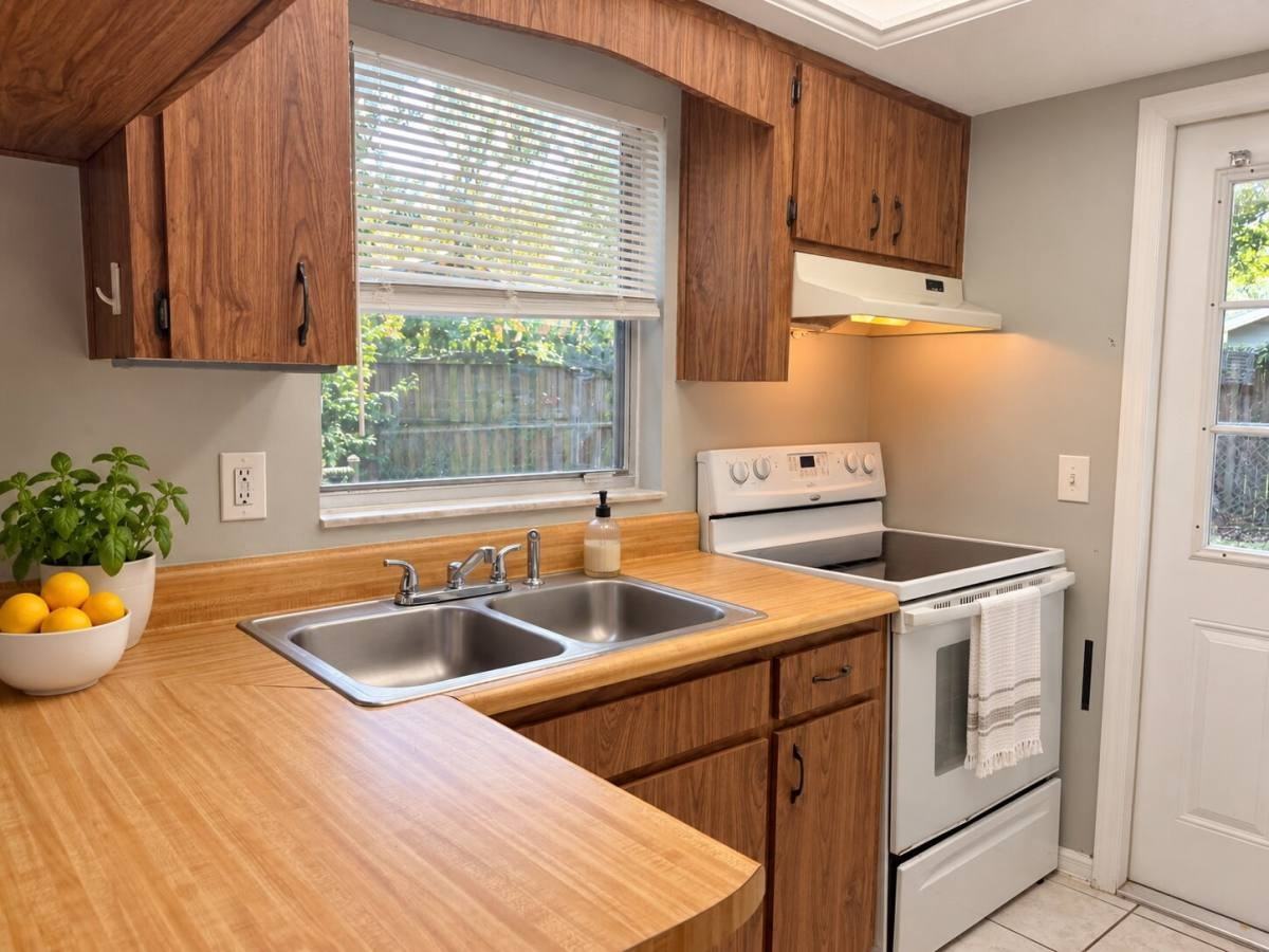 5334 Peach Ave #A - Photo 4 of 10