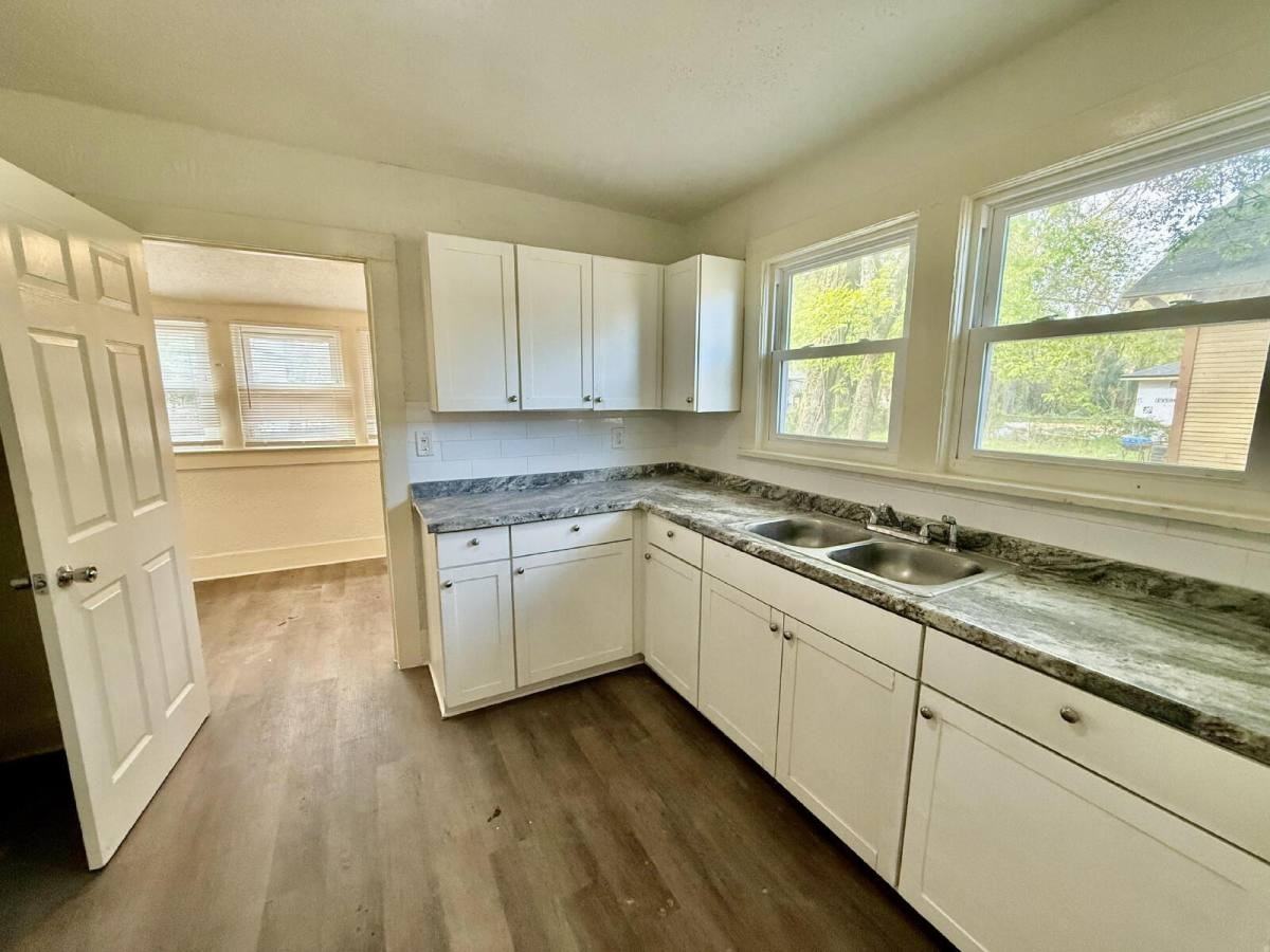 1130 E 16th St - Photo 2 of 11