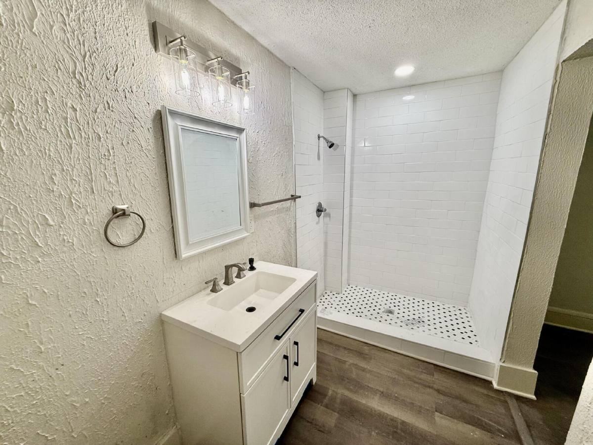1130 E 16th St - Photo 3 of 11