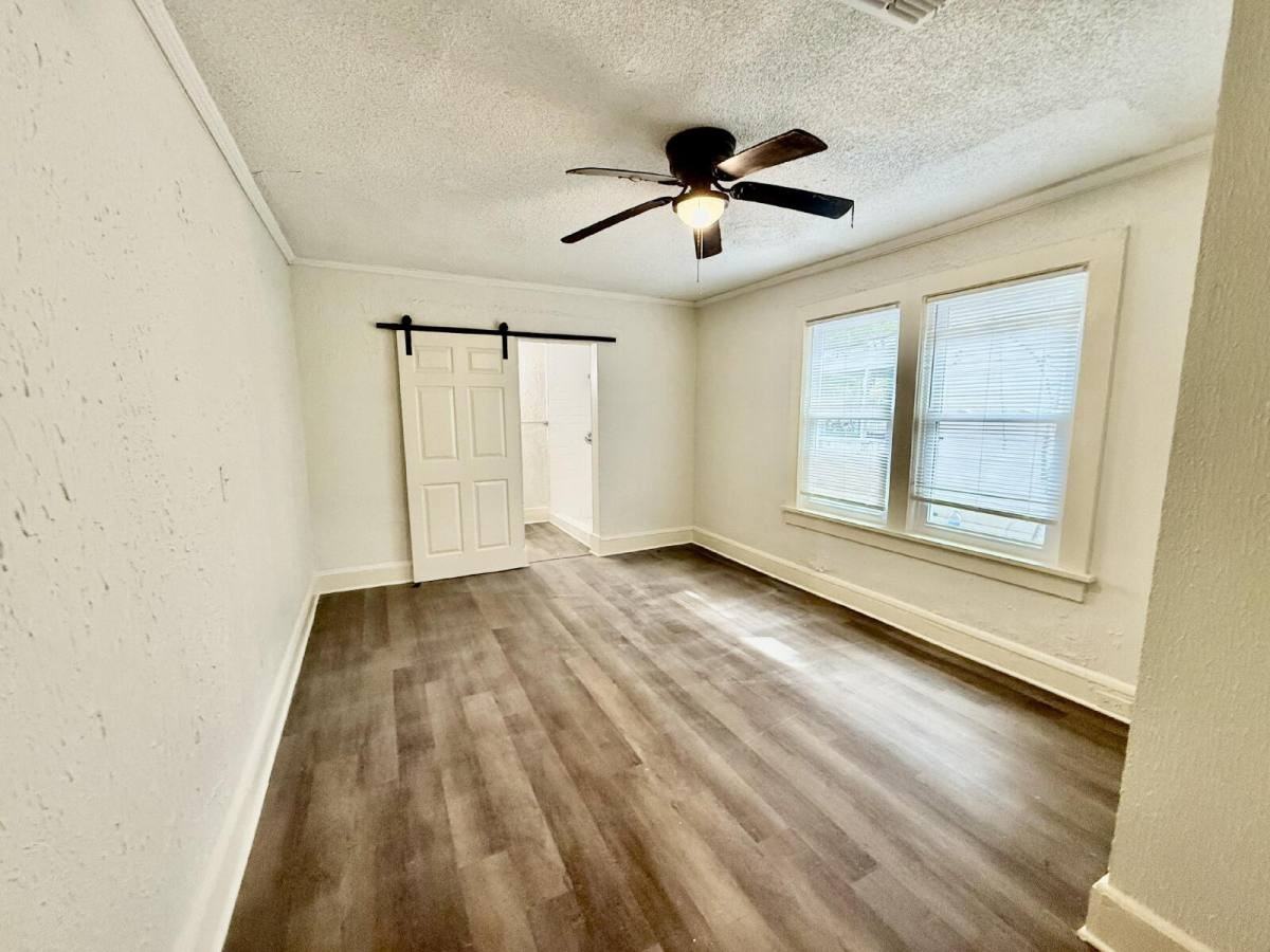 1130 E 16th St - Photo 4 of 11