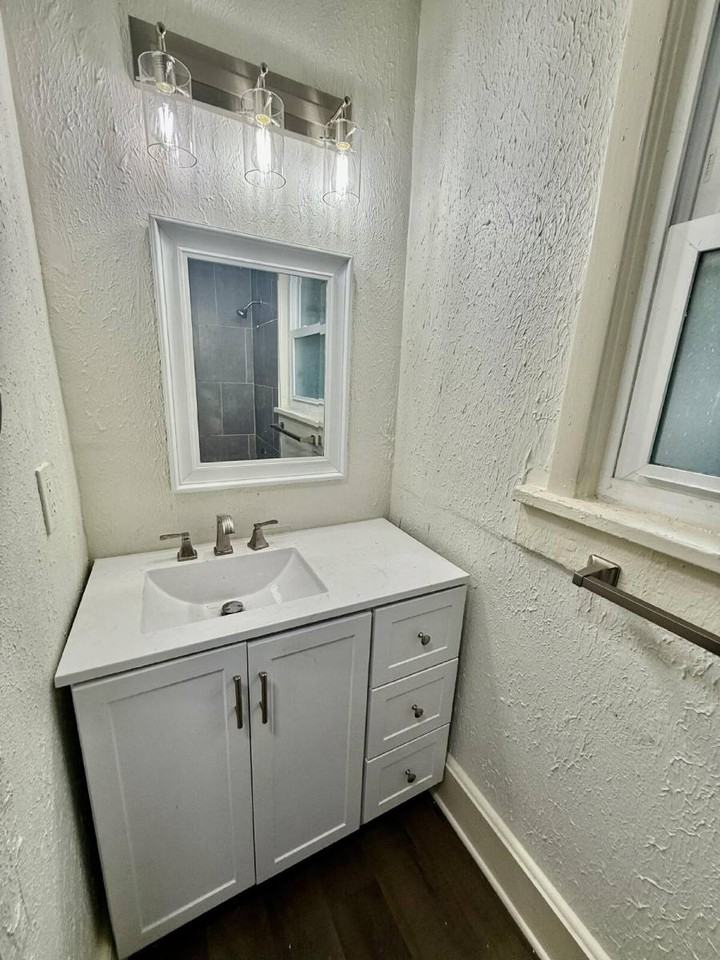 1130 E 16th St - Photo 5 of 11