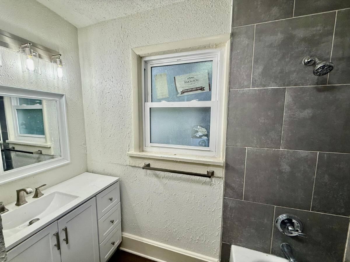 1130 E 16th St - Photo 6 of 11