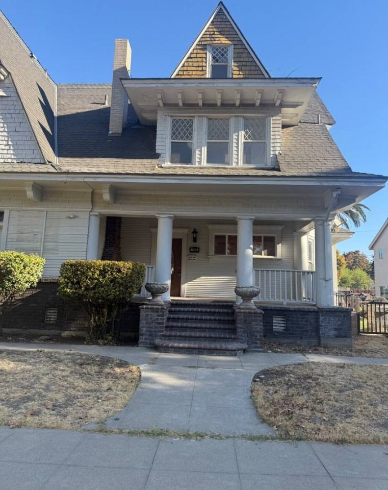 2306 K St #A - Photo 3 of 20