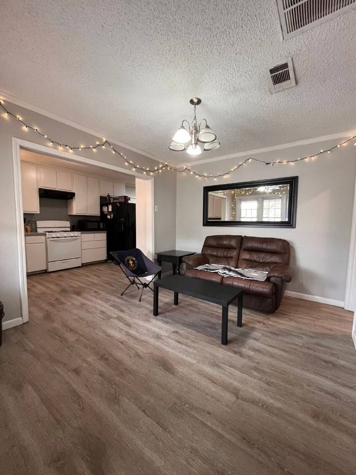 2613 25th St - Photo 3 of 18