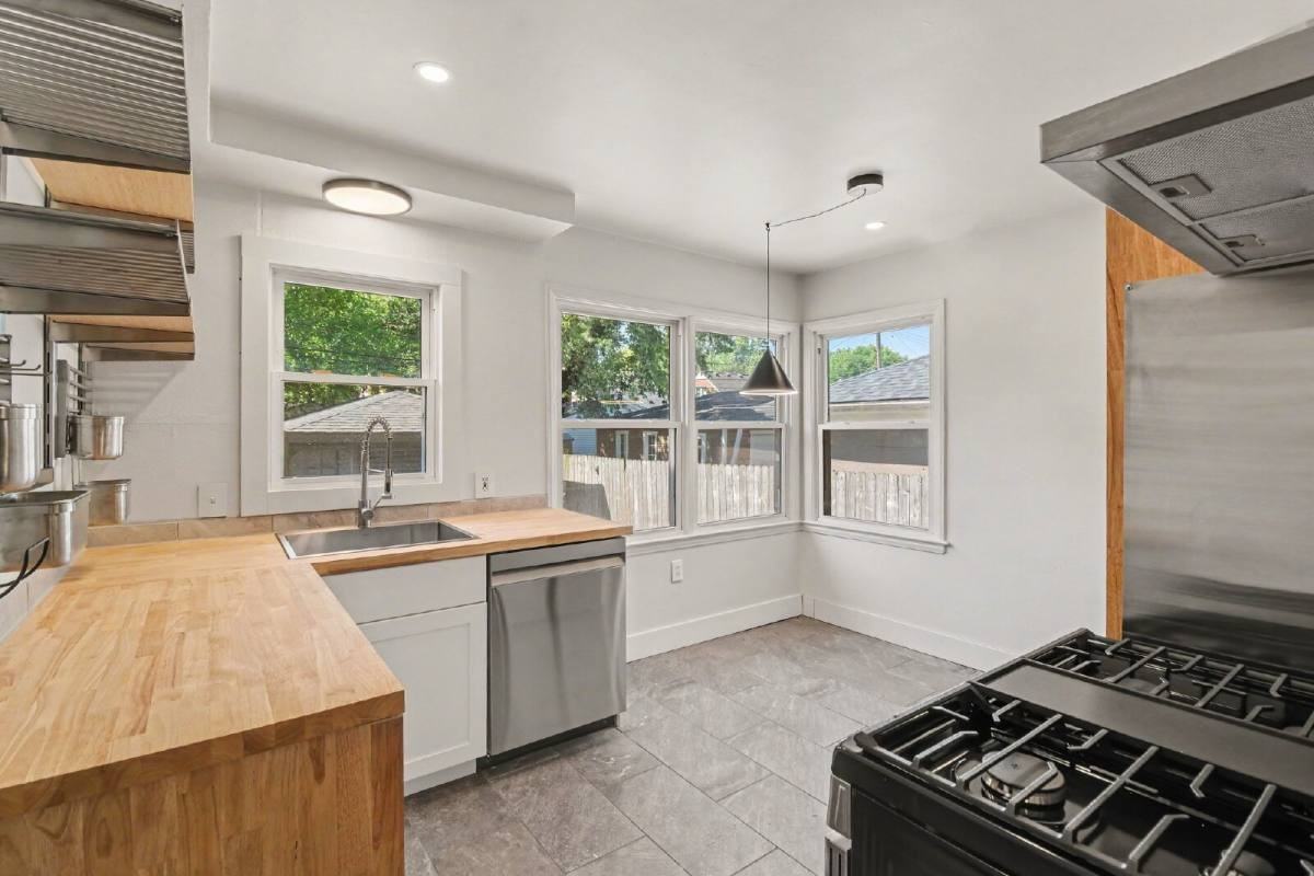 1916 Kalama Ave - Photo 5 of 10