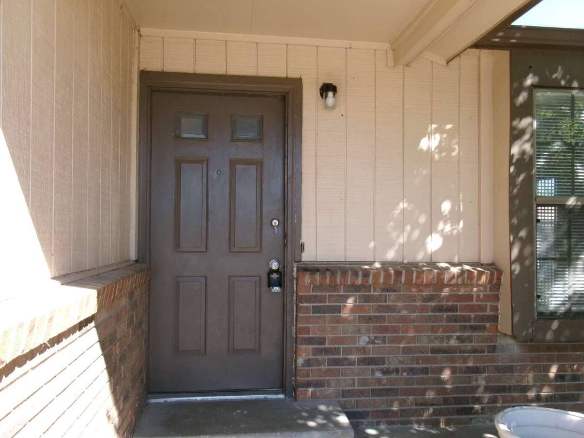 4570 Hollyridge Dr - Photo 3 of 10