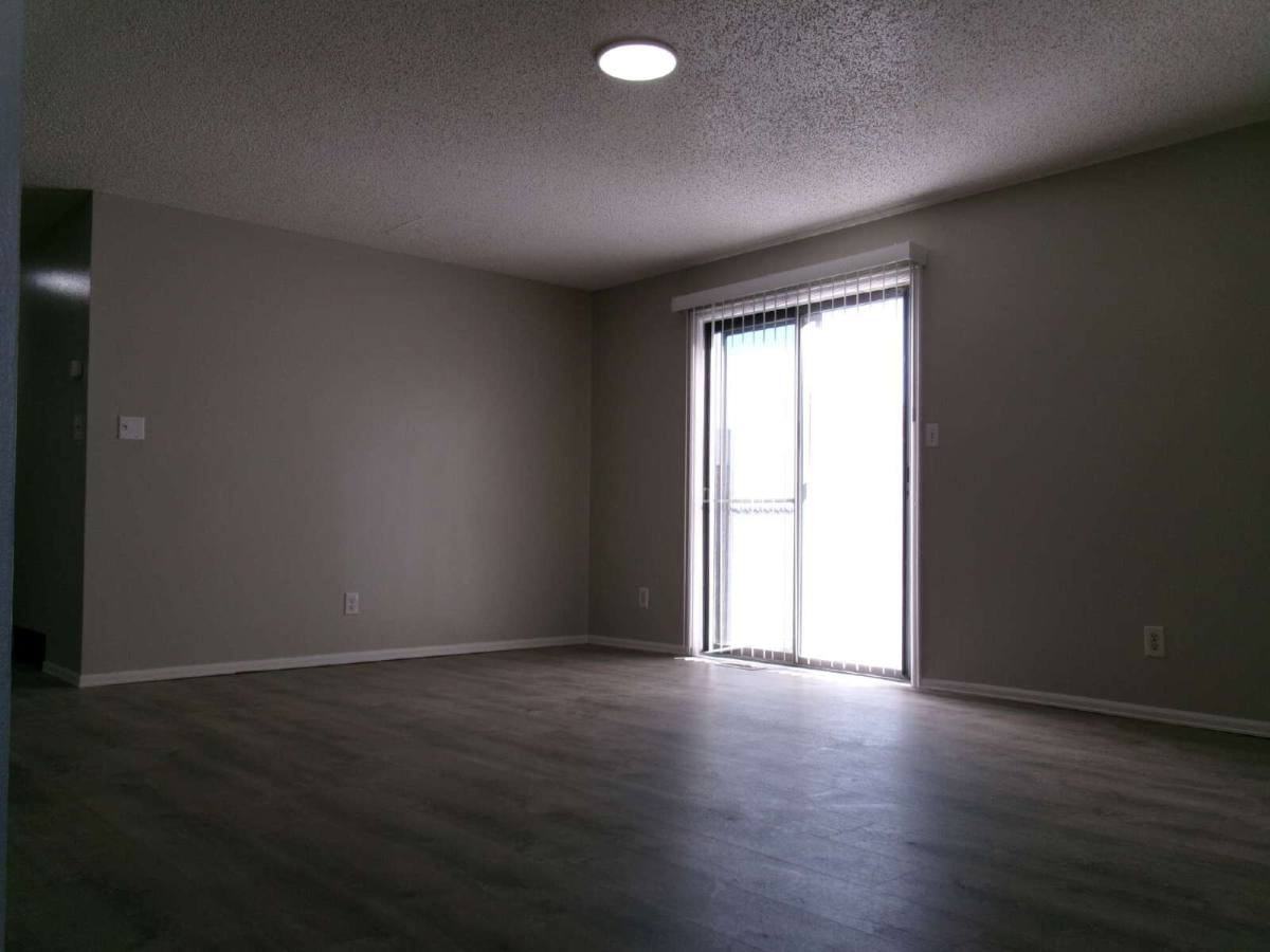 4570 Hollyridge Dr - Photo 4 of 10