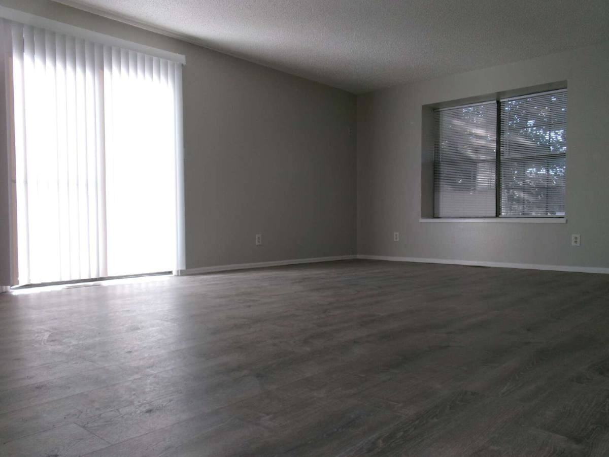 4570 Hollyridge Dr - Photo 5 of 10