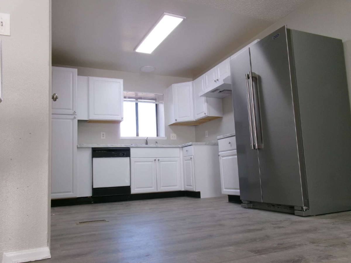 4570 Hollyridge Dr - Photo 6 of 10