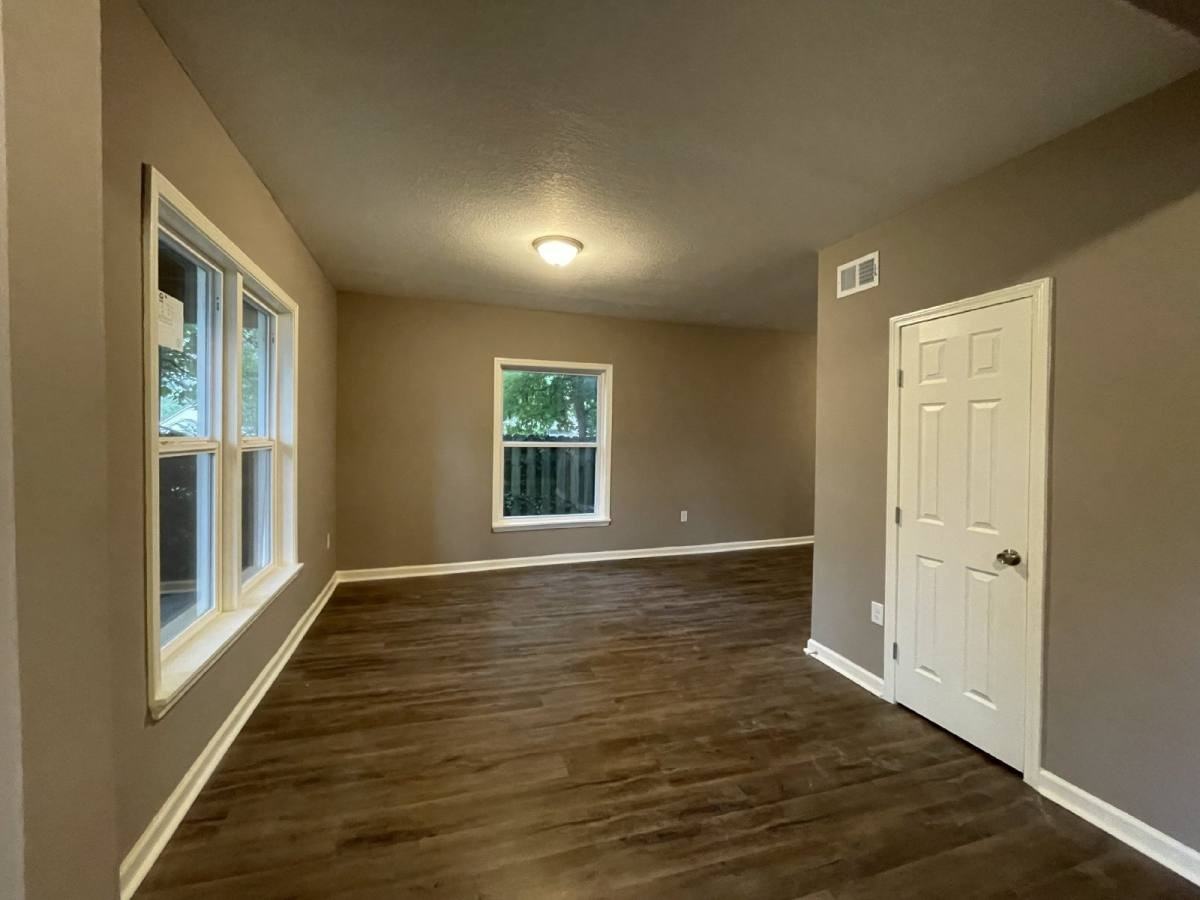 8405 Kickapoo St - Photo 2 of 15