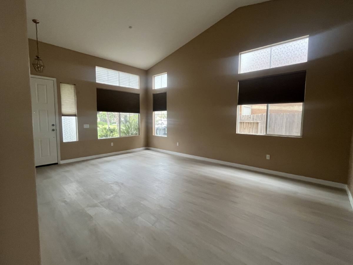 3431 Naples Dr - Photo 3 of 10