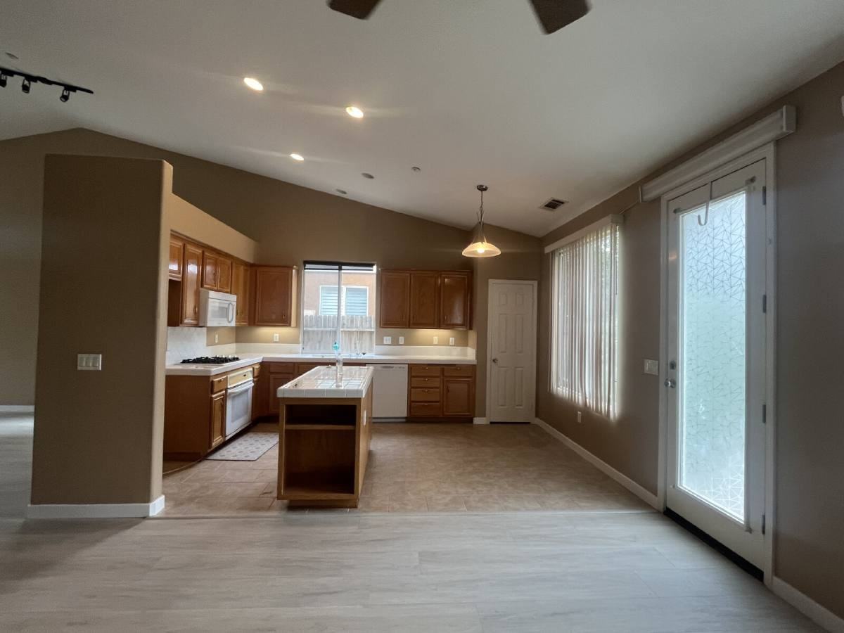 3431 Naples Dr - Photo 5 of 10