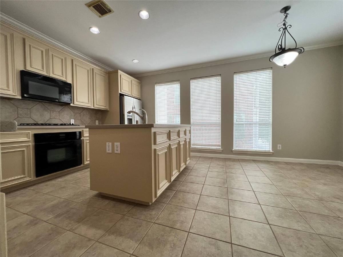 1323 Oneil St - Photo 7 of 19