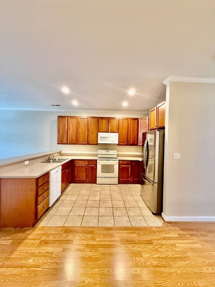 1010 Skiffs Landing Ln - Photo 3 of 20