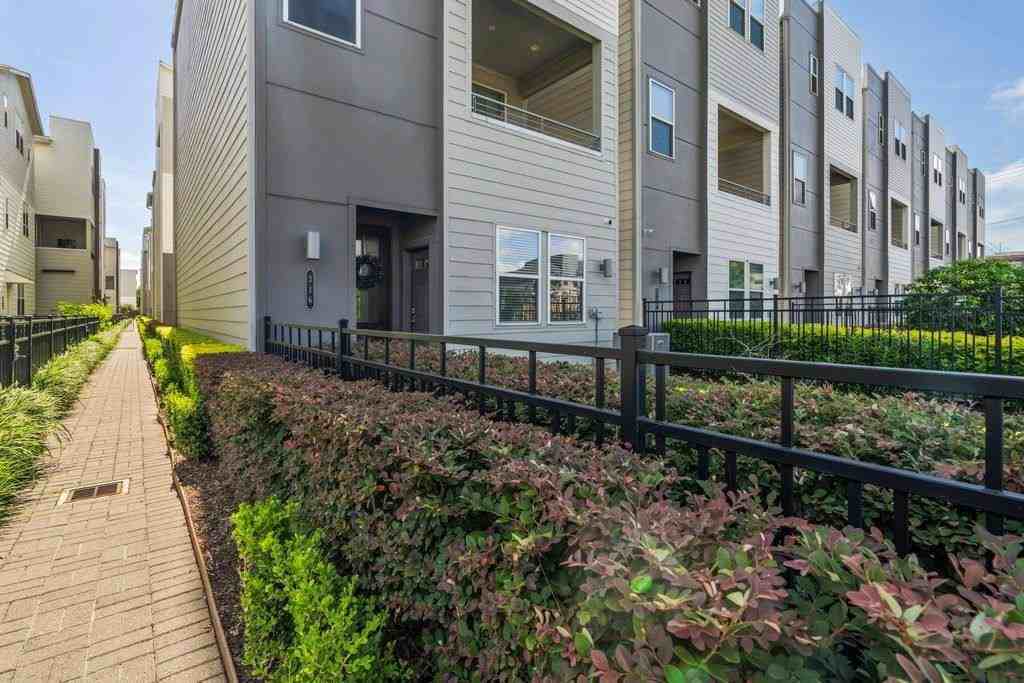316 Jensen Dr - Photo 3 of 20