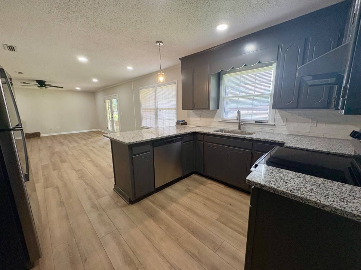 203 Coral Way - Photo 5 of 10