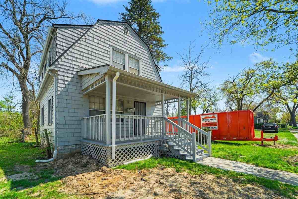 15818 Westbrook St - Photo 3 of 10