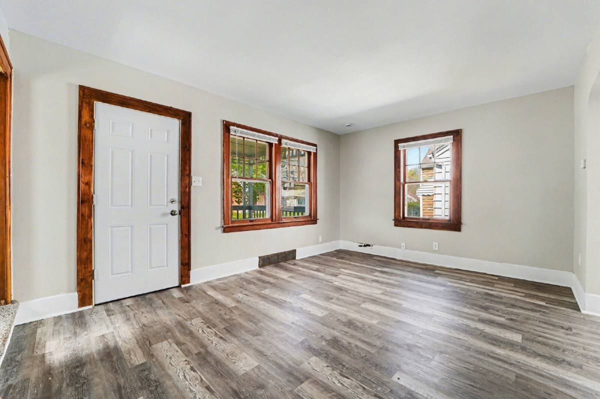 15818 Westbrook St - Photo 6 of 10